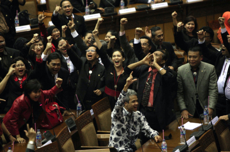 Members of the Golkar Party and Indonesian Democratic Party of Struggle flashing the letter ‘C,’ their choice in a raucous final vote on the findings of the special committee on the Bank Century bailout. (JG Photo/Safir Makki)